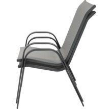 Stapelbarer Gartenstuhl mit Armlehne, Textilbespannung und Metallrahmen