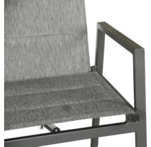 Detailansicht eines Gartenstuhls mit Armlehne und Textilsitzfläche
