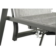 Detailansicht eines Gartenstuhls mit Stoffbezug und Metallgestell