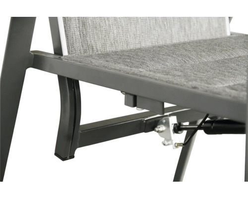 Detailansicht eines Gartenstuhls mit Stoffbezug und Metallgestell