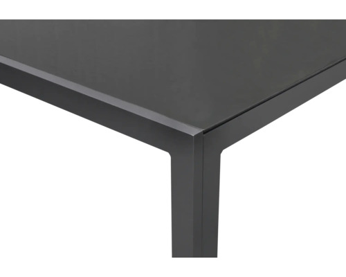 Detailansicht eines Tisches mit Metallgestell und Tischplatte