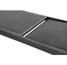 Detailansicht einer Tischplatte aus Glas und Metall