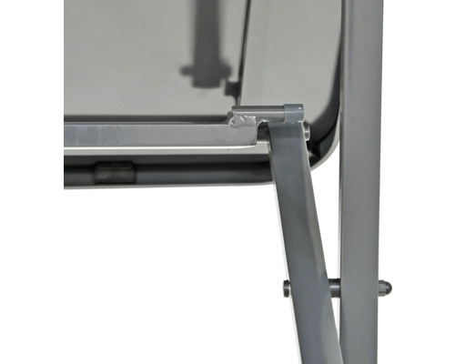 Detailansicht eines Tisches mit Metallrahmen