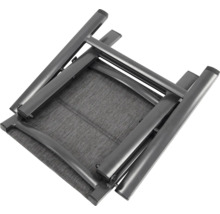 Zusammengeklappter Gartenstuhl mit grauem Bezug