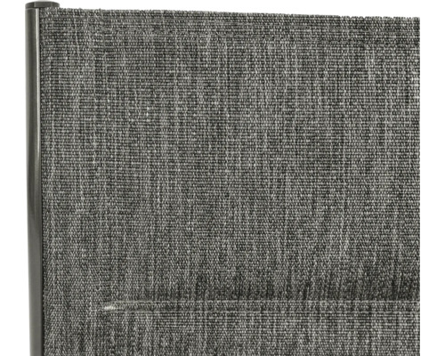 Detailansicht eines grauen Textil-Sichtschutzes für den Außenbereich
