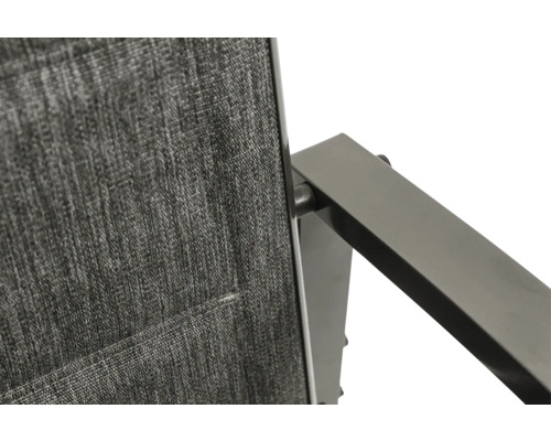 Detailansicht eines Gartenstuhls mit Textilbespannung und Metallrahmen