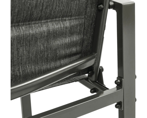 Detailansicht eines Gartenstuhls mit Metallrahmen und Stoffbespannung