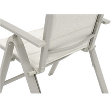 Detailansicht eines Gartenstuhls mit Armlehne und Textilbespannung