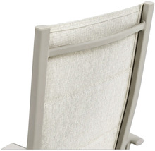 Detailansicht der Rückenlehne eines Gartenstuhls mit Textilbespannung