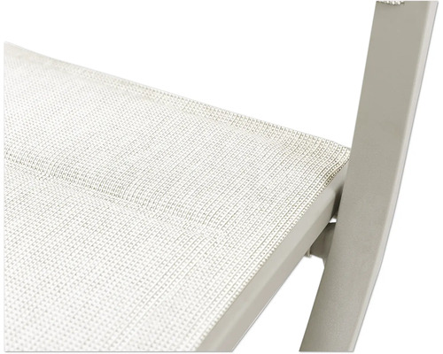 Detailaufnahme eines Gartenstuhls mit Textilbespannung und Metallgestell.