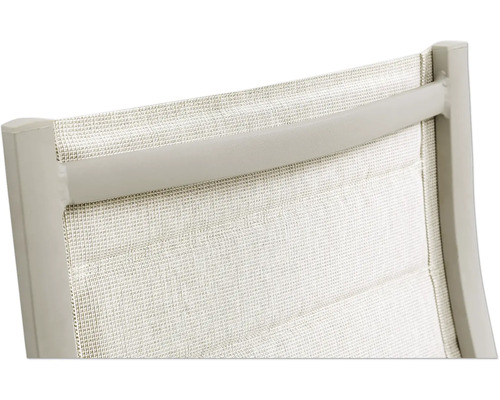 Detailansicht einer Gartenstuhl-Rückenlehne mit Textilbespannung