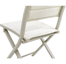 Detailansicht eines Klappstuhls für den Garten mit Textilsitzfläche