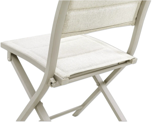 Detailansicht eines Klappstuhls für den Garten mit Textilsitzfläche