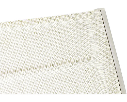 Detailaufnahme einer Liegefläche mit Stoffbezug und Rahmen.