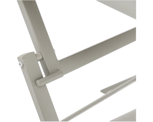 Detailansicht eines Metallregals mit Verbindungselementen.