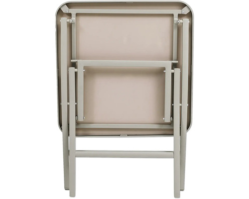 Zusammengeklappter rechteckiger Klapptisch mit Metallrahmen