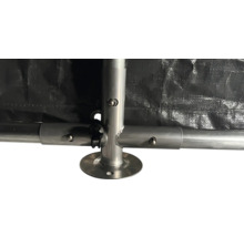 Detailaufnahme einer Zeltkonstruktion mit schwarzer Plane und silberfarbenem Metallgestell.