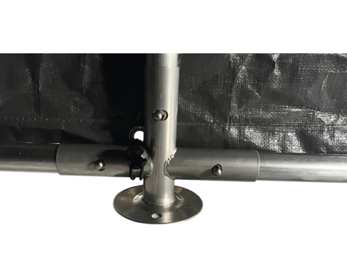 Detailaufnahme einer Zeltkonstruktion mit schwarzer Plane und silberfarbenem Metallgestell.
