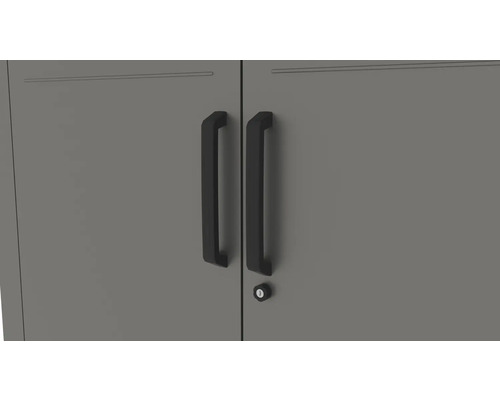 Detailaufnahme eines abschließbaren Metallschranks mit Griffen