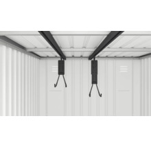 Innenansicht eines Gerätehauses mit an der Decke montierten Fahrradaufhängungen