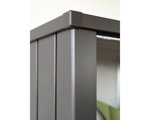 Detailaufnahme eines Gartenhauses mit Metallelementen