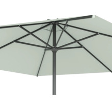 Detailansicht eines Sonnenschirms mit Metallgestell und Stoffbespannung