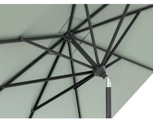 Ansicht von unten auf einen Sonnenschirm mit Streben und Mast