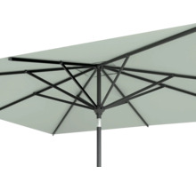 Detailansicht eines rechteckigen Sonnenschirms mit Metallgestell