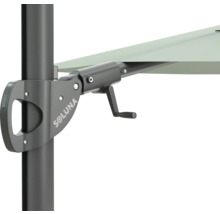 Detailaufnahme eines Sonnenschirms mit Kurbelmechanismus und Soluna Logo.