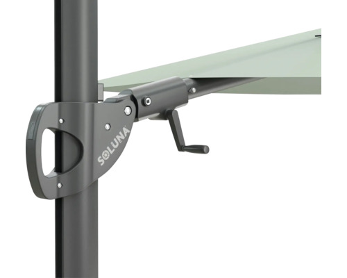 Detailaufnahme eines Sonnenschirms mit Kurbelmechanismus und Soluna Logo.