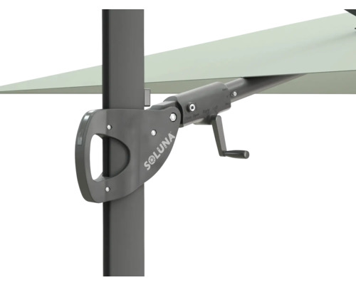 Soluna Logo auf einem Sonnenschirm mit Kurbelmechanismus