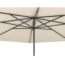 Detailansicht eines Sonnenschirms mit Metallgestell und hellem Stoffbezug von unten