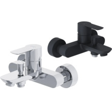 Zwei Badarmaturen: eine verchromte Badarmatur und eine schwarze Badarmatur.