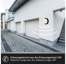 Außenwandleuchte mit Bewegungsmelder an einer Hauswand montiert