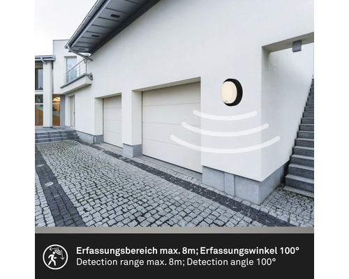 Außenwandleuchte mit Bewegungsmelder an einer Hauswand montiert