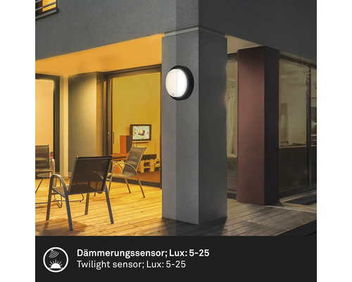 Außenwandleuchte mit Dämmerungssensor an einer Gebäudeecke