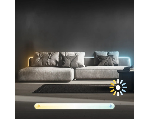 Wohnzimmer mit Couch, Kissen und indirekter Beleuchtung