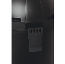 Detailansicht eines schwarzen Abfallbehälters mit Deckel