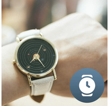 Armbanduhr mit Sonnensystem-Motiv am Handgelenk