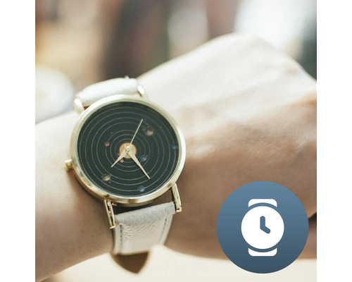 Armbanduhr mit Sonnensystem-Motiv am Handgelenk