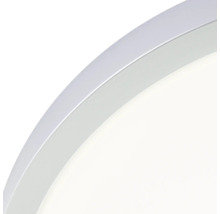 Detail einer Deckenleuchte mit silberfarbenem Rand