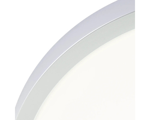 Detail einer Deckenleuchte mit silberfarbenem Rand