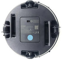 Unterseite eines Staubsaugerroboters mit Rädern und einem Batteriefach