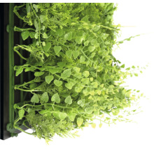 Kunstpflanzenwand mit verschiedenen grünen Pflanzen