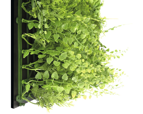 Kunstpflanzenwand mit verschiedenen grünen Pflanzen