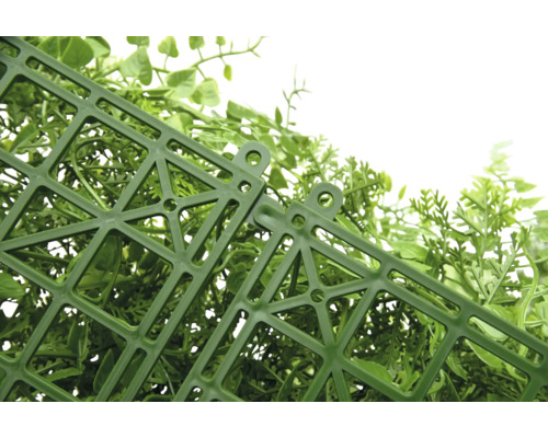 Detailansicht einer künstlichen Pflanzenmatte mit Kunststoffgitterstruktur.