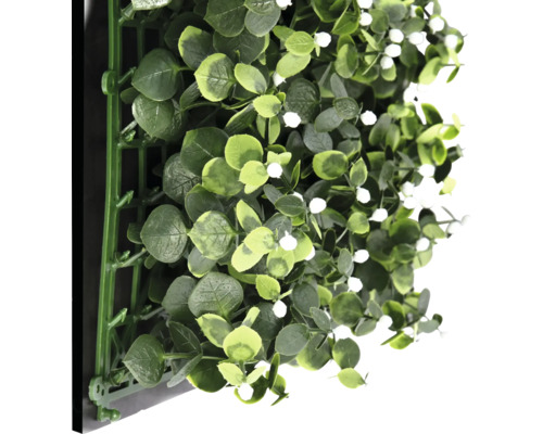 Künstliche Pflanzenwand mit Eukalyptus und weißen Blüten