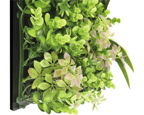 Künstliche Pflanzenwand mit verschiedenen grünen Blättern