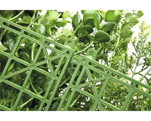 Detailaufnahme einer künstlichen Hecke mit Kunststoffgitter auf der Rückseite.