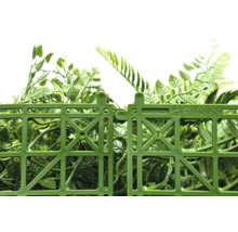 Kunstpflanzenmatte mit grünen Blättern und Kunststoffgitter